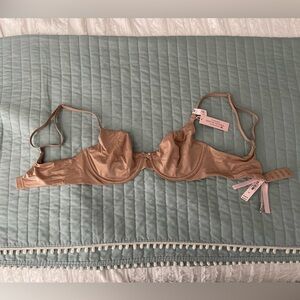 NWT Victoria’s Secret BODY BY VICTORIA
Invisible Lift Unlined Smooth Demi Bra